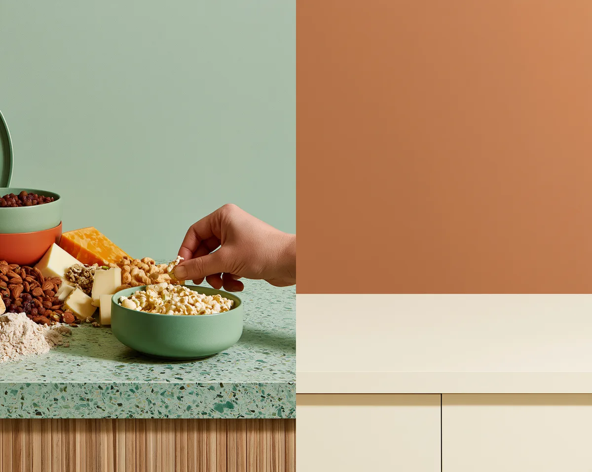 Twee aanrechten naast elkaar: links snacks binnen handbereik met een graaiende hand, rechts een leeg opgeruimd aanrecht